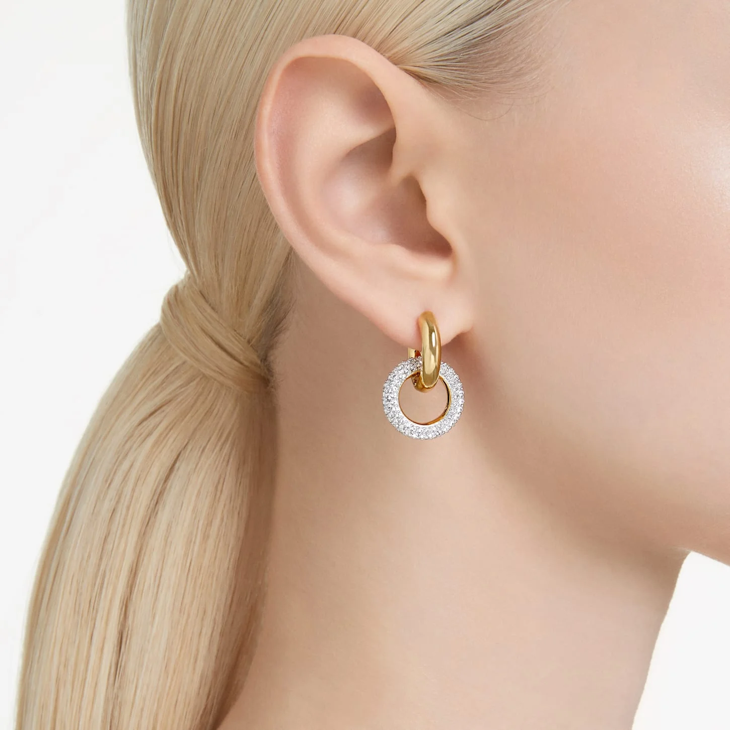Dextera hoop earrings Interlocking loop, White, Gold-tone plated - Image 5