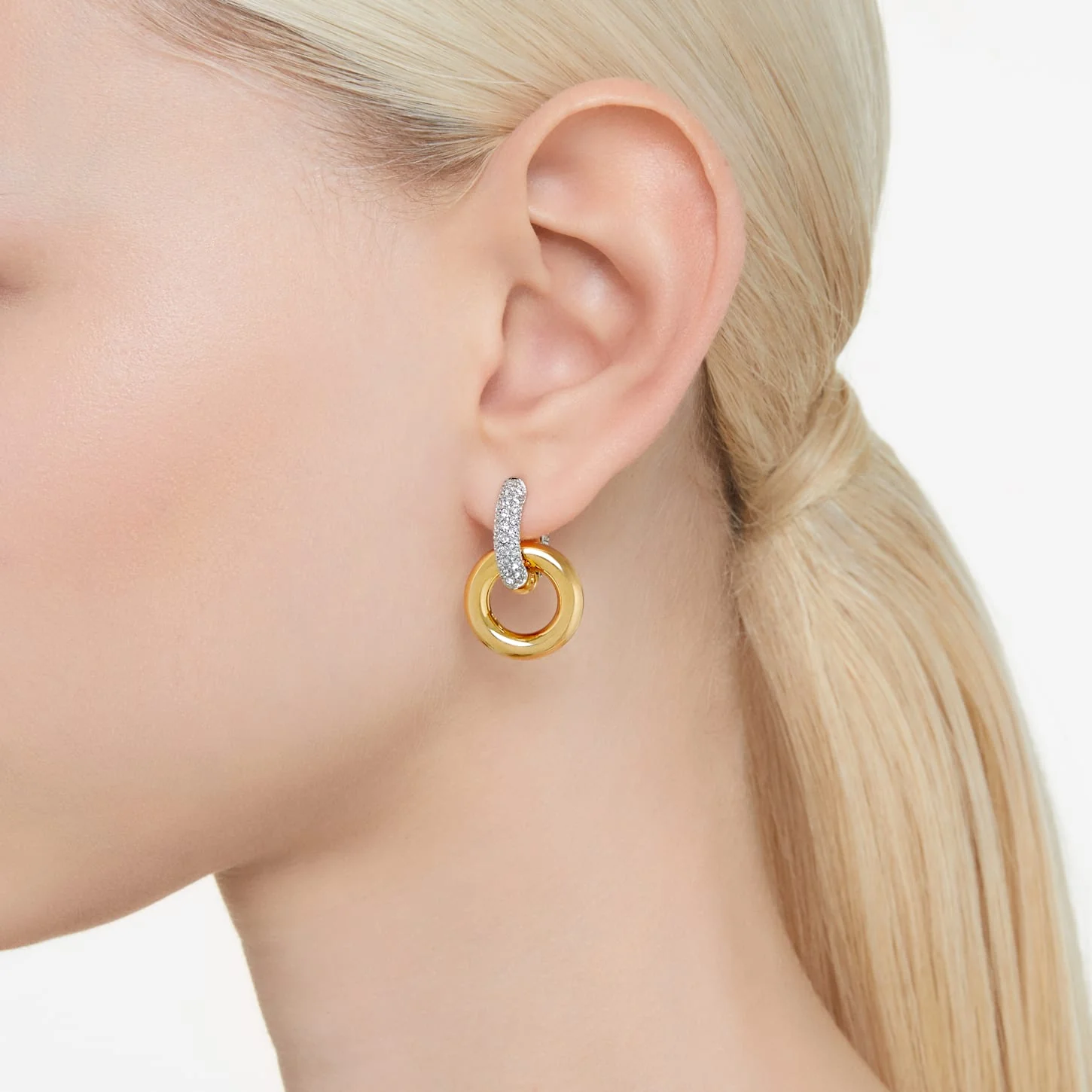 Dextera hoop earrings Interlocking loop, White, Gold-tone plated - Image 6